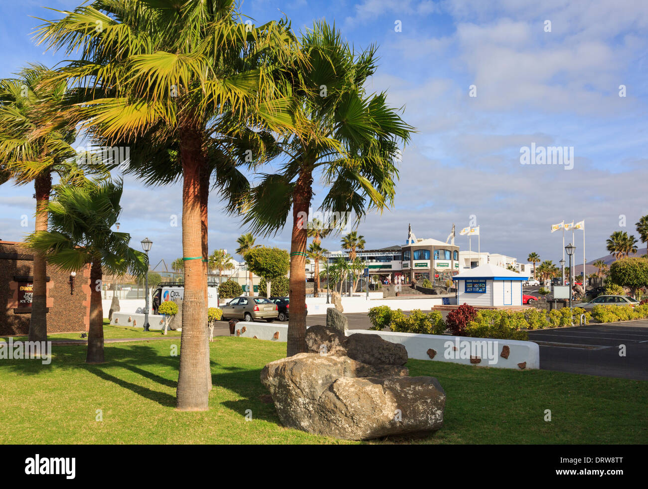 Palmen und Gärten in gehobenen Urlaubsort an der Küste von Marina Rubicon, Playa Blanca, Lanzarote, Kanarische Inseln, Spanien Stockfoto