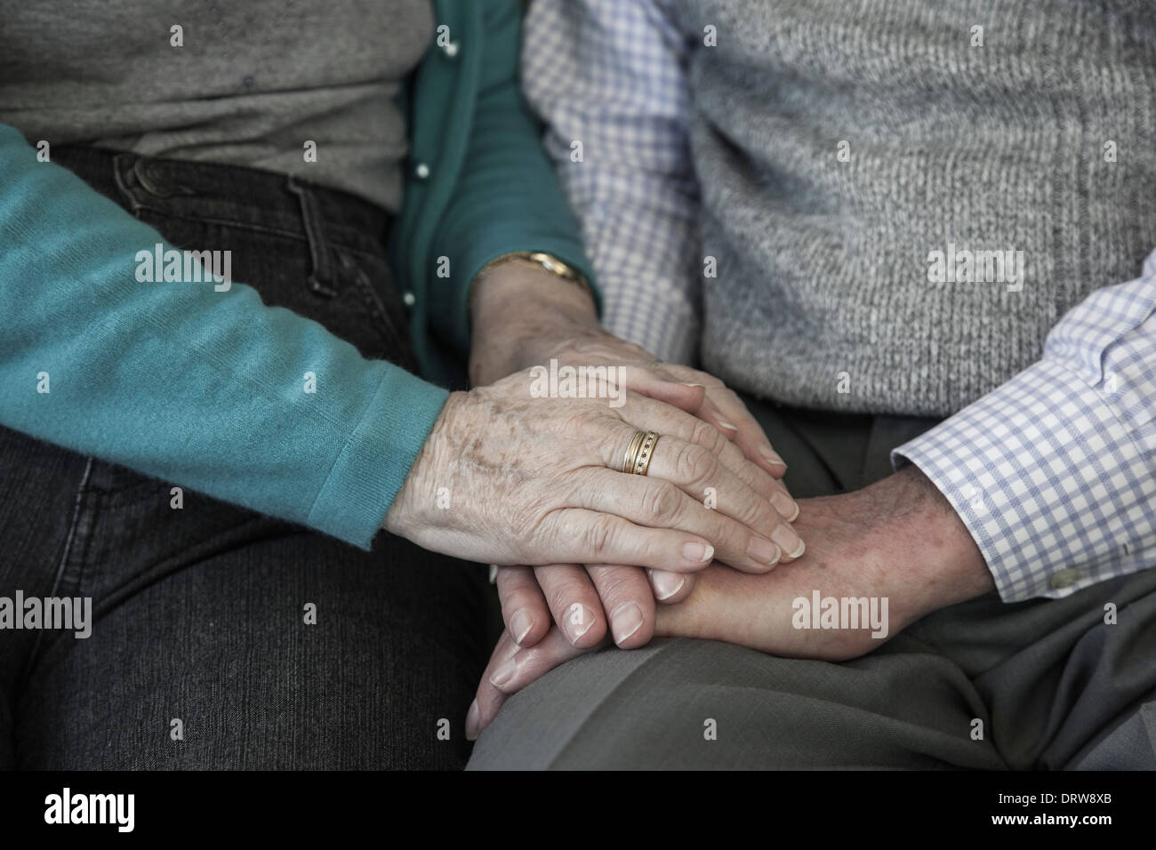 Halten Hände, tröstlich senior Frauenhand beruhigend einen Mann. Landschaft. Stockfoto