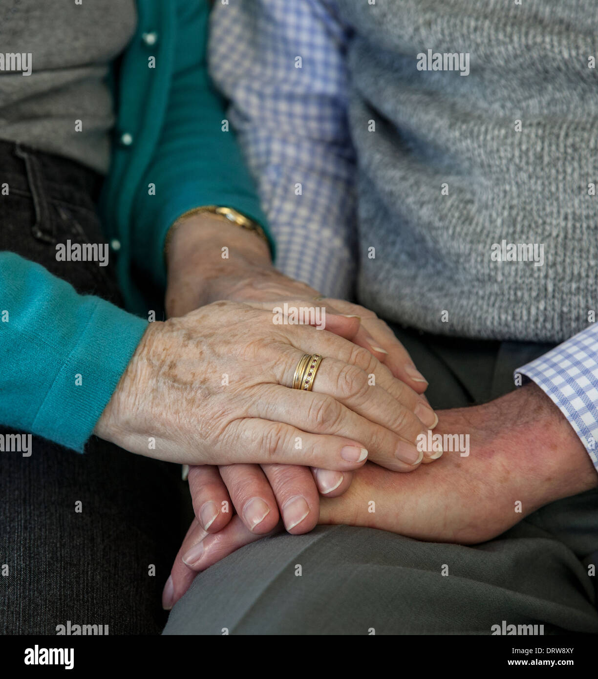 Halten Hände, tröstlich senior Frauenhand beruhigend einen Mann. Porträt. Stockfoto