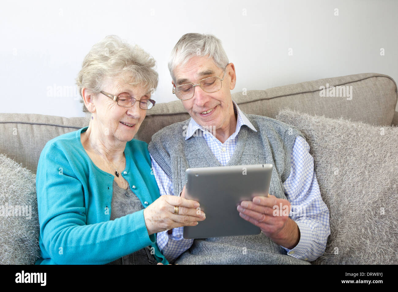 Gerne älteres Paar genießen mit einem digitalen Tablet zu Hause. Stockfoto