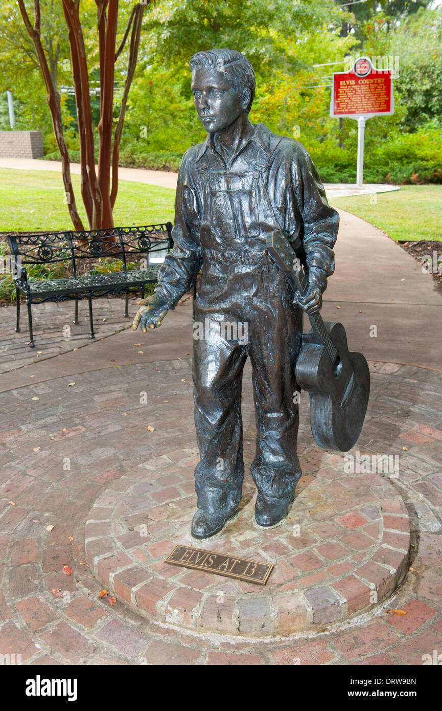 USA Mississippi MS Tupelo Elvis Aaron Presley Geburtsort Statue des jungen Elvis um 13 Uhr, Skulptur von Michiel Van der Sommen Stockfoto