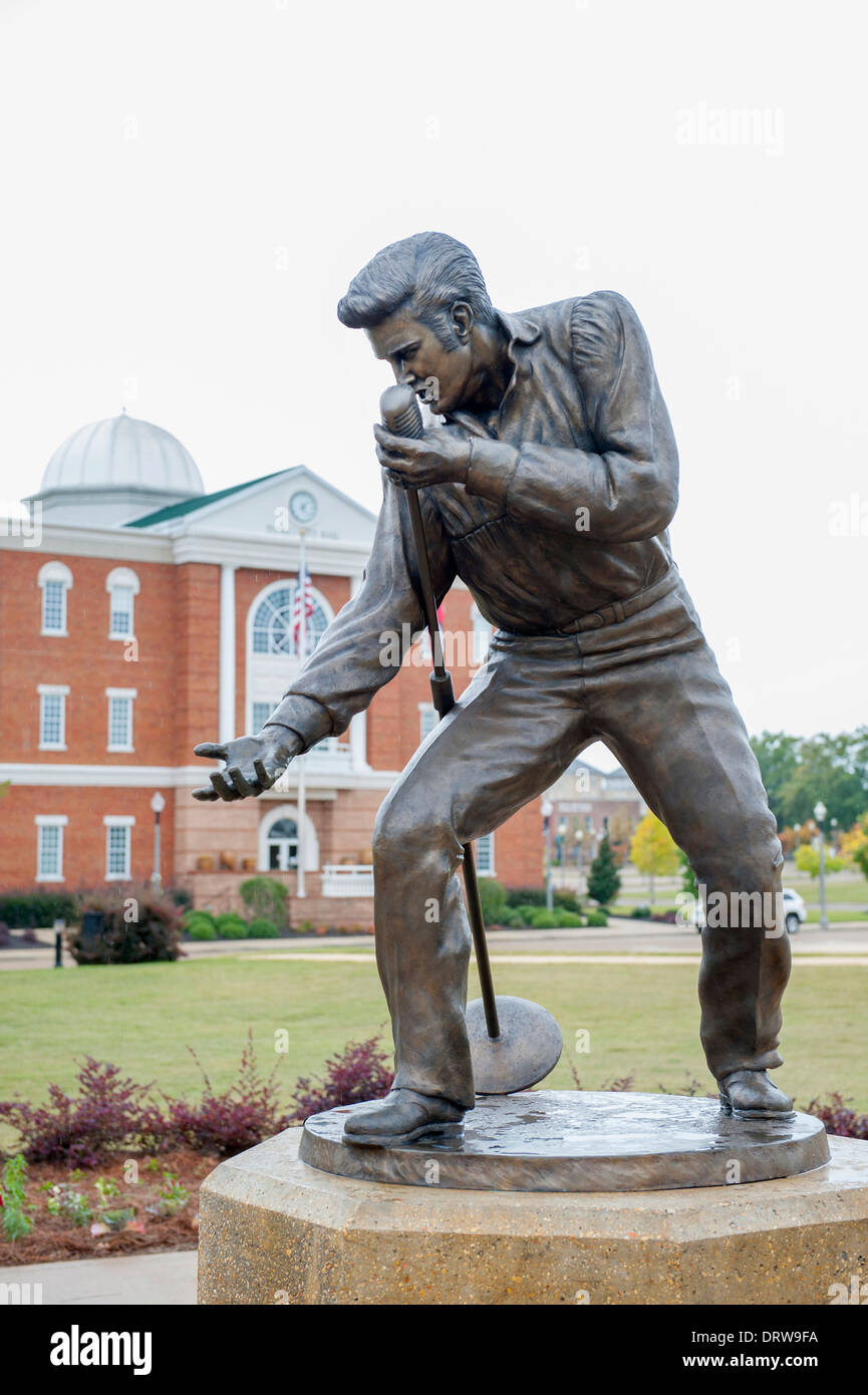USA Mississippi MS Miss Tupelo Innenstadt Geburt Ort Geburtsort Heimat von Elvis Presley Statue des Königs im Rathaus Stockfoto