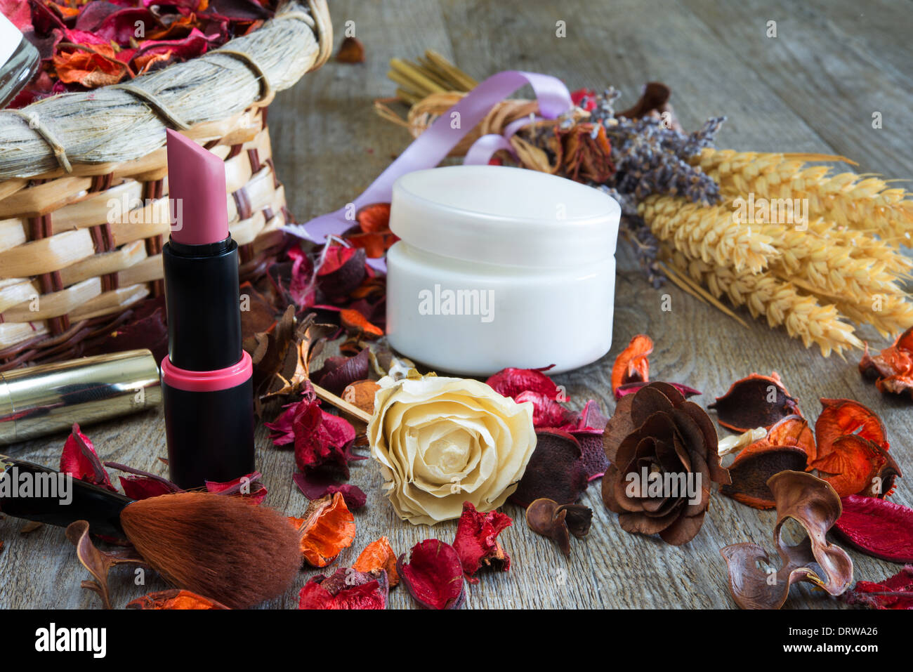 Holztisch mit Artikeln für Make-up und duftenden Blüten getrocknet Stockfoto