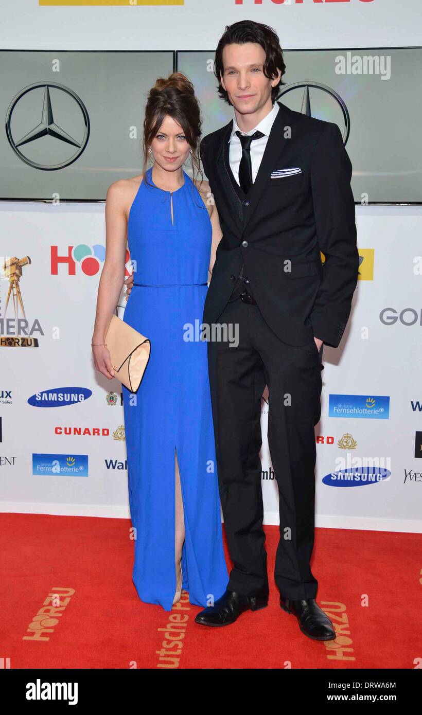 Schauspielerin/Schauspieler Alice Dwyer und Sabin Tambrea kommt bei 49Die Goldene Kamera 2014 im Hangar Flughafen Tempelhof in Berlin, Deutschland, am 01. Februar 2014. Stockfoto