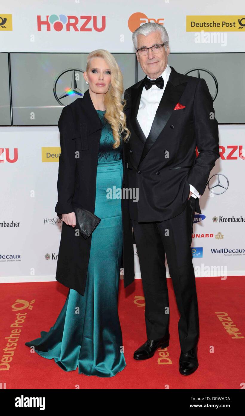 Schauspieler Sky Du Mont und Frau Mirja kommt bei 49Die Goldene Kamera 2014 im Hangar Flughafen Tempelhof in Berlin, Deutschland, am 01. Februar 2014. Stockfoto