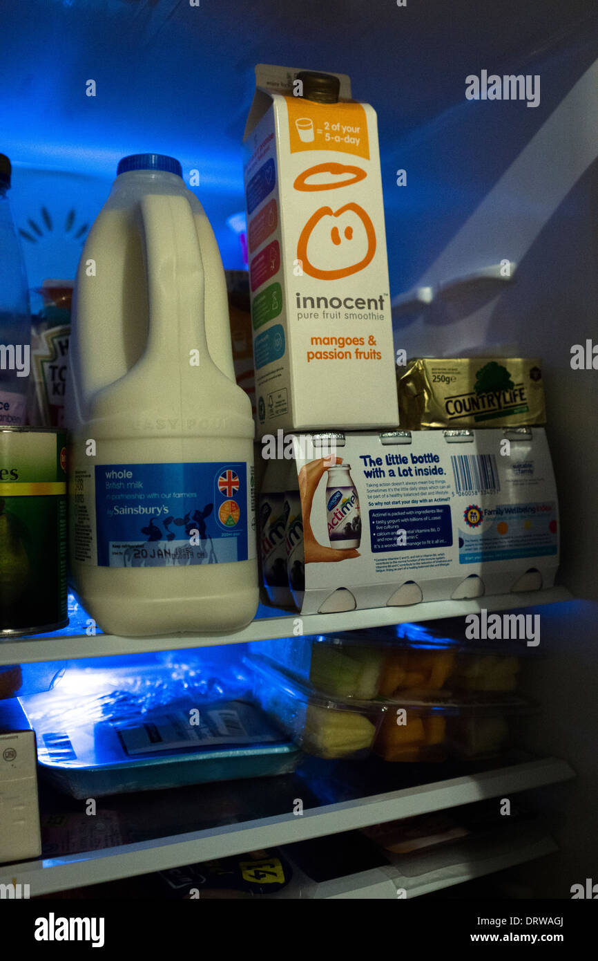 Kühlschrank Lebensmittel Smoothie Milch Frucht butter gesund Stockfoto
