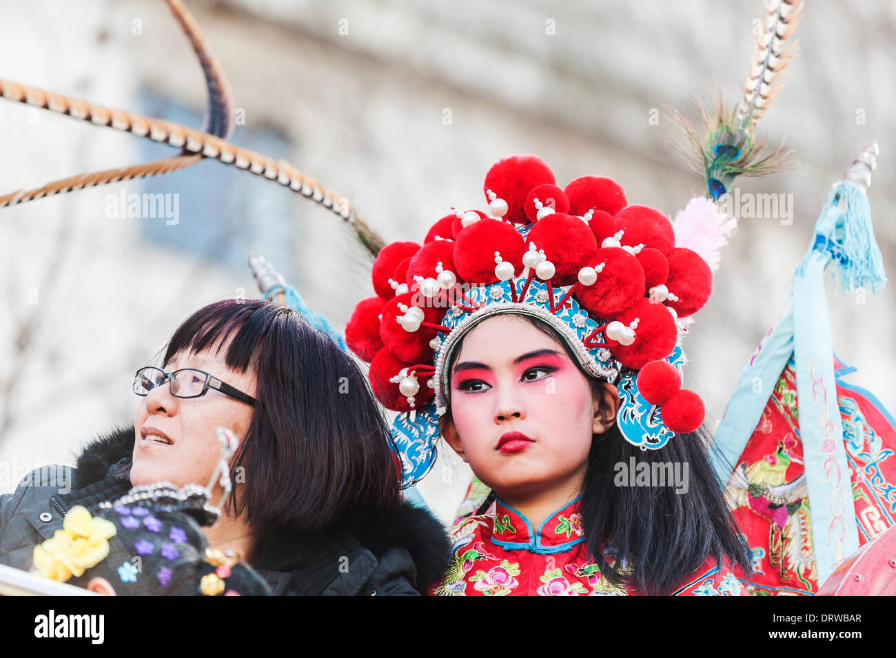 Trafalgar Square, London, UK. 2. Februar 2014. Eine junge Chinesin gekleidet in traditionellen Kostümen für die chinesischen Neujahr, das Jahr des Pferdes. Bildnachweis: Gordon Scammell/Alamy Live-Nachrichten Stockfoto