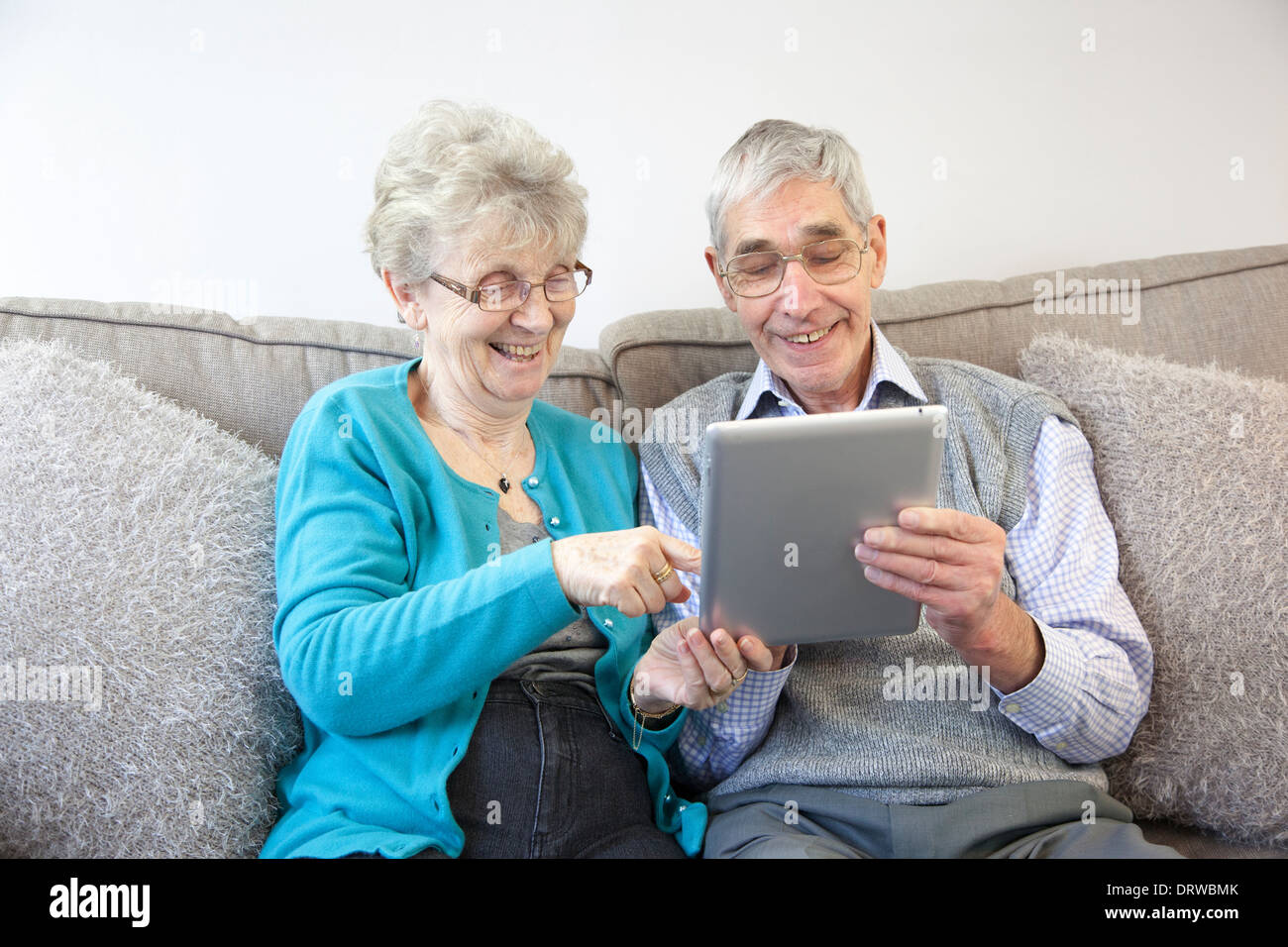 Älteres Paar genießen mit einem digitalen Tablet zu Hause. Stockfoto