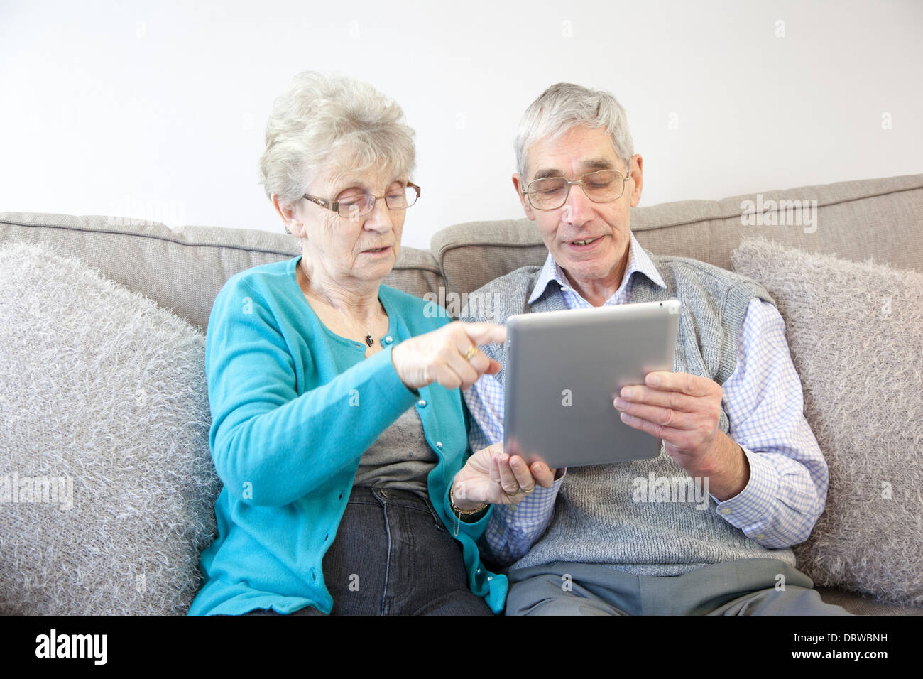 Älteres Paar mit einem digitalen Tablet zu Hause. Stockfoto