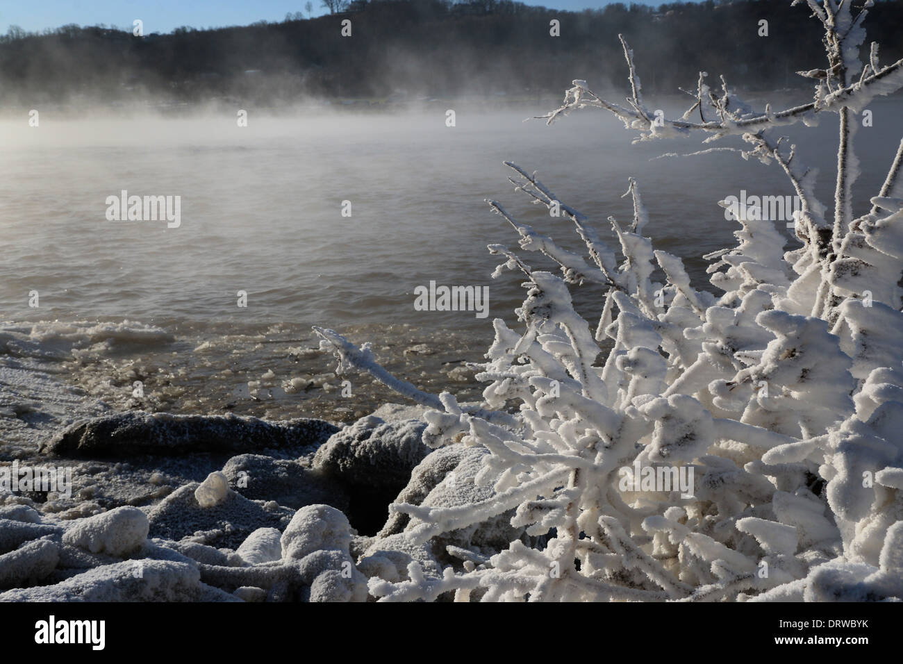 Drei Staaten der Wasser - gefroren, Eis, Solid, Nebel-Dunst, flüssige Cincinnati Ohio river Stockfoto