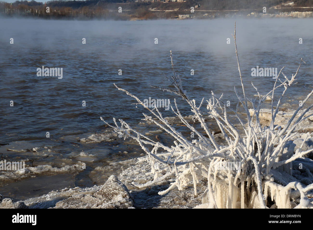 Drei Staaten der Wasser - gefroren, Eis, Solid, Nebel-Dunst, flüssige Cincinnati Ohio river Stockfoto