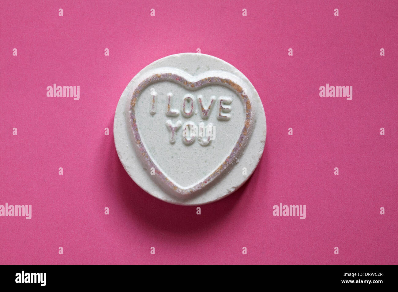Swizzels Matlow Giant Love Hearts - individuell süß mit I Love You isoliert auf rosa Hintergrund - Valentinstag-Nachricht - liebensüße Stockfoto