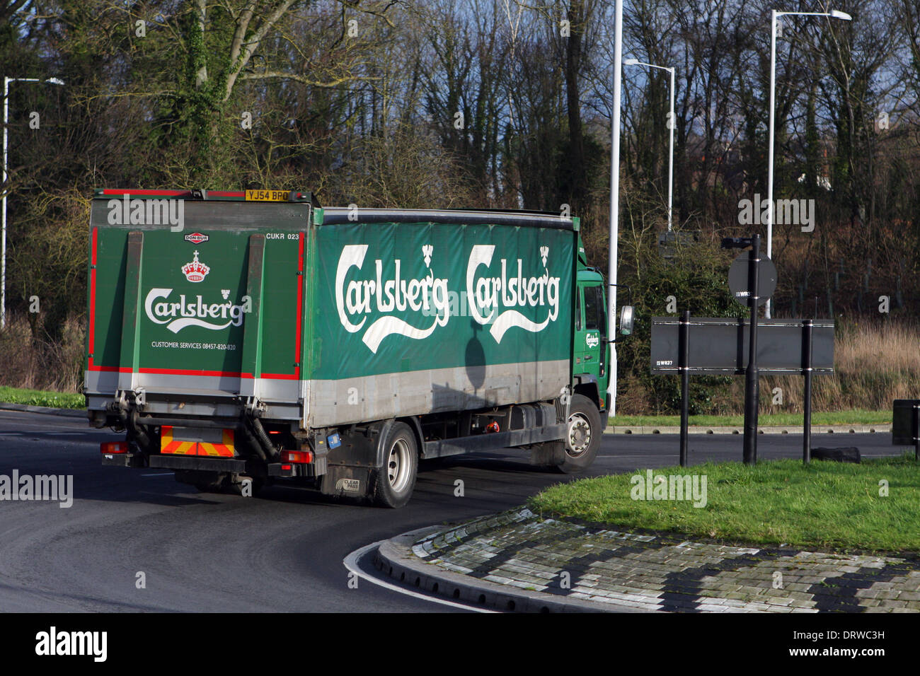 Ein Carlsberg-LKW um einen Kreisverkehr in Coulsdon, Surrey, England reisen Stockfoto