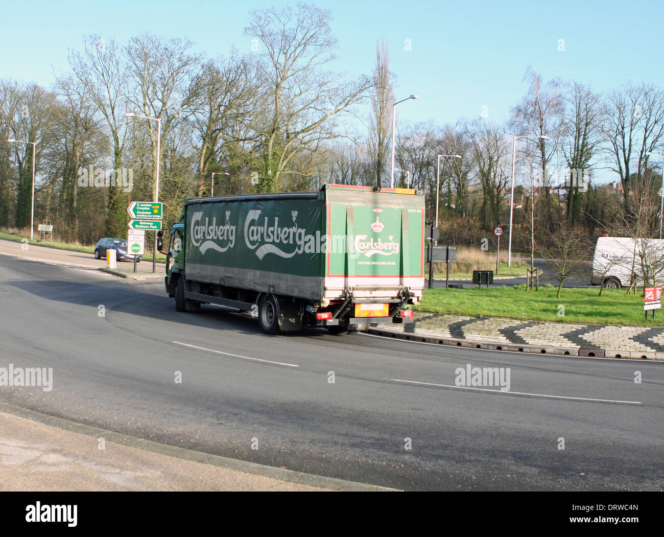 Ein Carlsberg-LKW um einen Kreisverkehr in Coulsdon, Surrey, England reisen Stockfoto