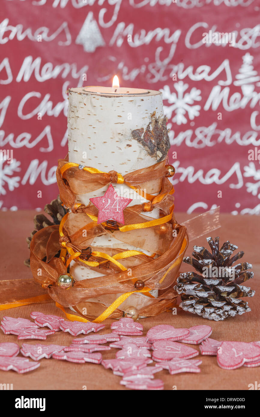 Kerzenhalter aus Birke mit Weihnachtsdekoration gemacht Stockfoto