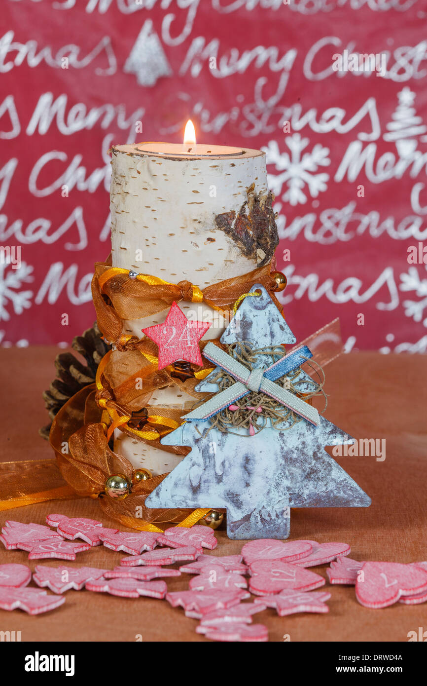 Kerzenhalter aus Birke mit Weihnachtsdekoration gemacht Stockfoto