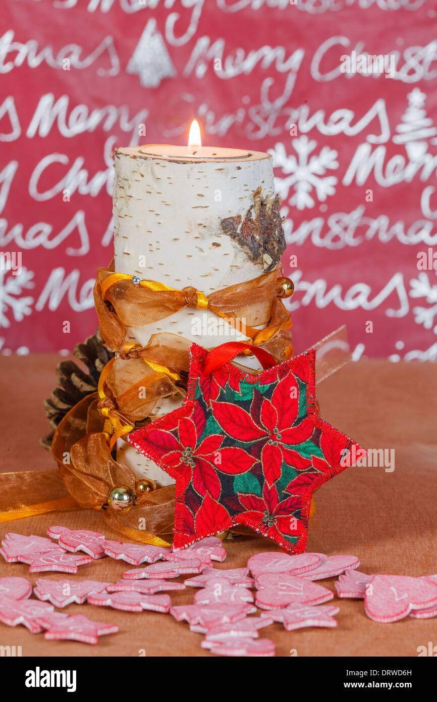 Kerzenhalter aus Birke mit Weihnachtsdekoration, Star gemacht Stockfoto