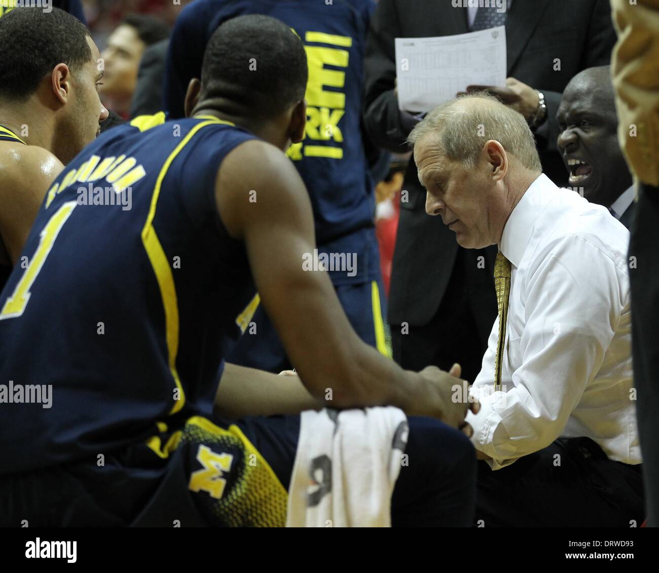 Bloomington, Indiana, USA. 2. Februar 2014. 2. Februar 2014: Michigan Wolverines Trainer John Beilein spricht mit seinem Team bei einem Timeout während der ersten Hälfte gegen die Indiana Hoosiers in der Assembly Hall in Bloomington, Indiana. Kredit-Bild: Pat Lovell/Cal Sport Media/Alamy Live News Stockfoto