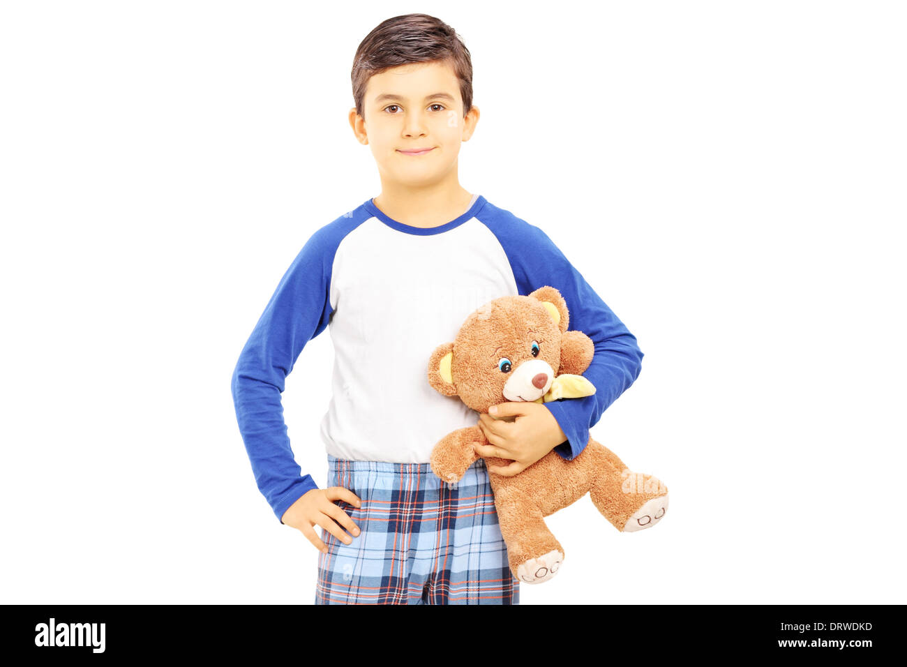 Junge im Pyjama mit Teddybär Stockfoto