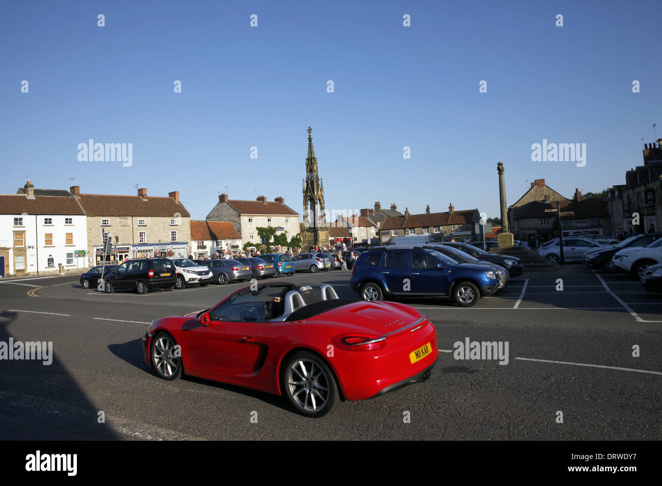 ROTER PORSCHE BOXTER Auto Marktplatz HELMSLEY NORTH YORKSHIRE ENGLAND 26. August 2013 Stockfoto