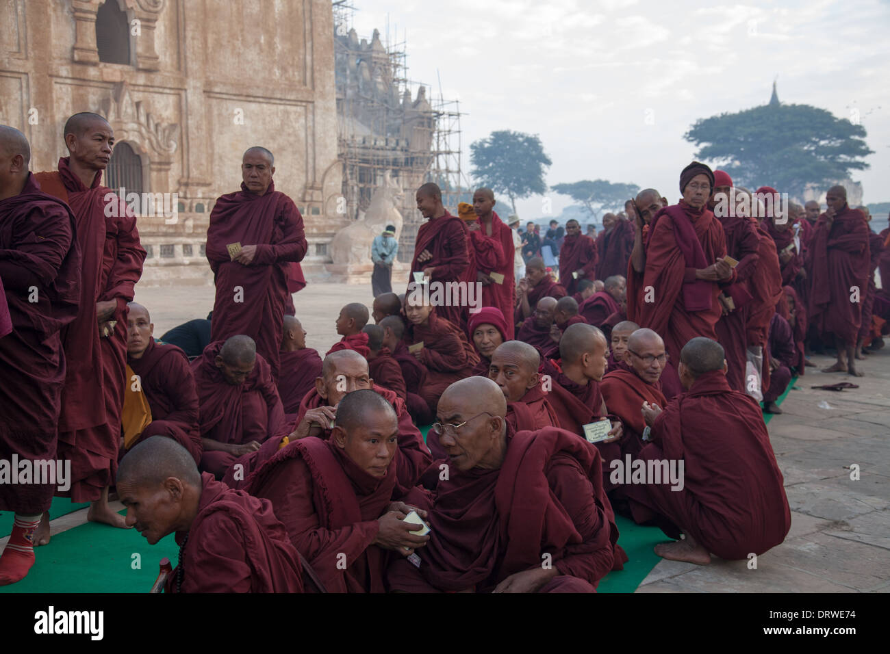 Mönche in einer Prozession, warten in einer langen Schlange um Almosen sammeln während der Ananda Festival Bagan Myanmar Stockfoto