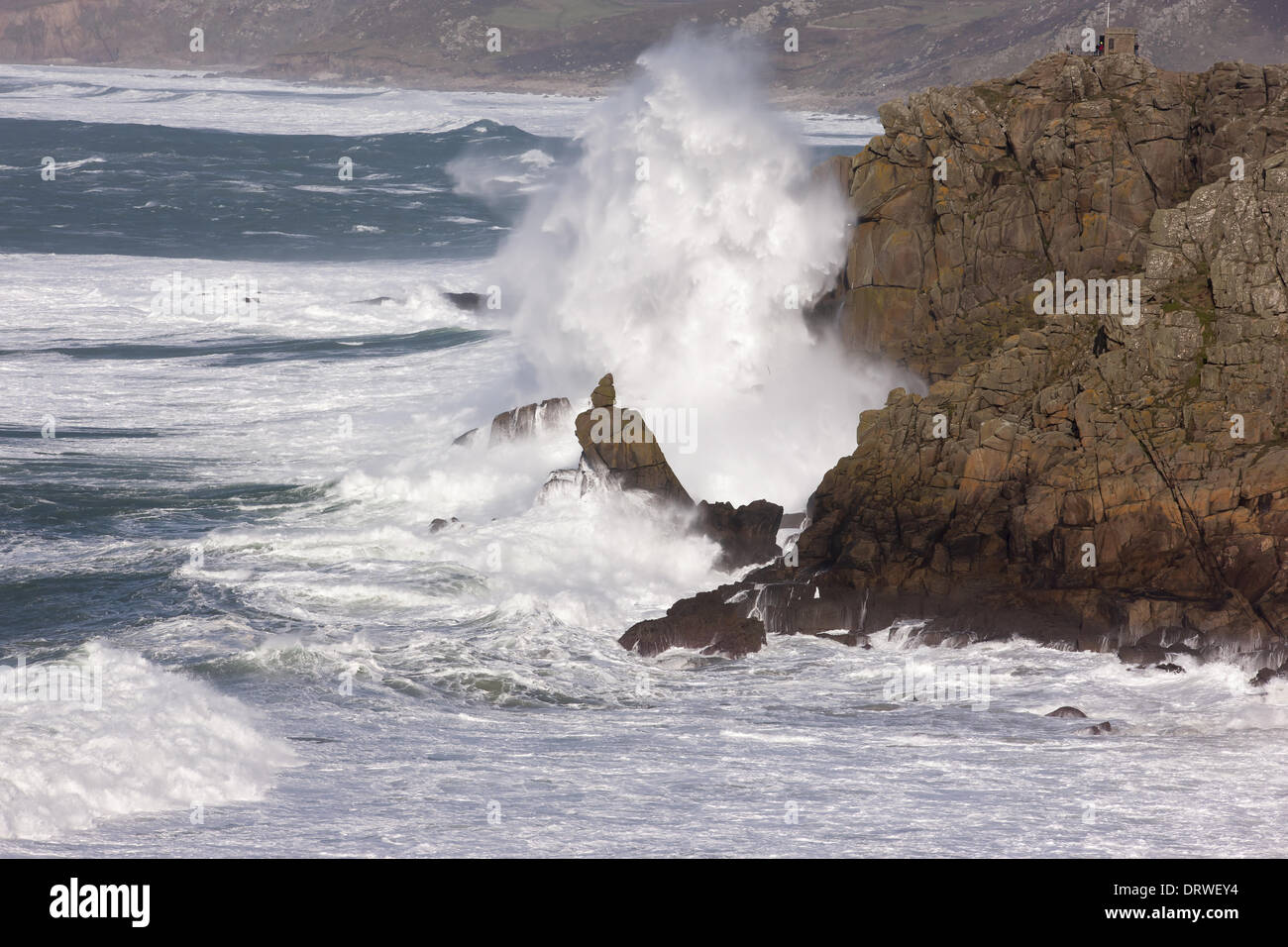 South West Coast Path, Lands End, UK. 1. Februar 2014. Teig in die Küste bei Lands End, Cornwall winkt. © Barry Bateman/Alamy Live News, UK.  Februar 2014. Teig in die Küste bei Lands End, Cornwall winkt. Bildnachweis: Barry Bateman/Alamy Live-Nachrichten Stockfoto
