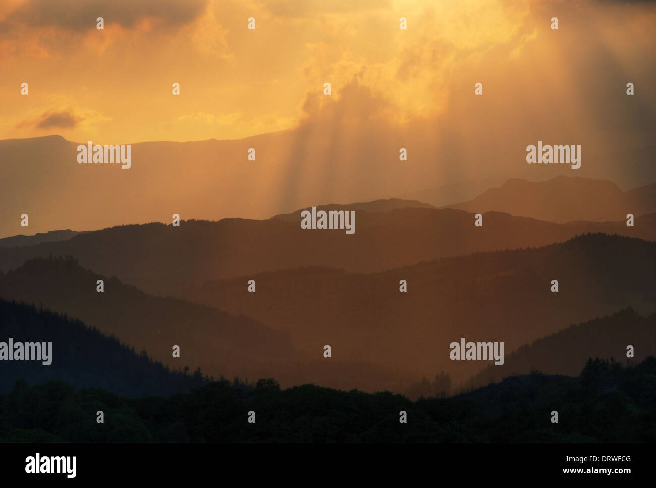 Sonnenstrahlen über die Berge von Snowdonia-Nationalpark Stockfoto