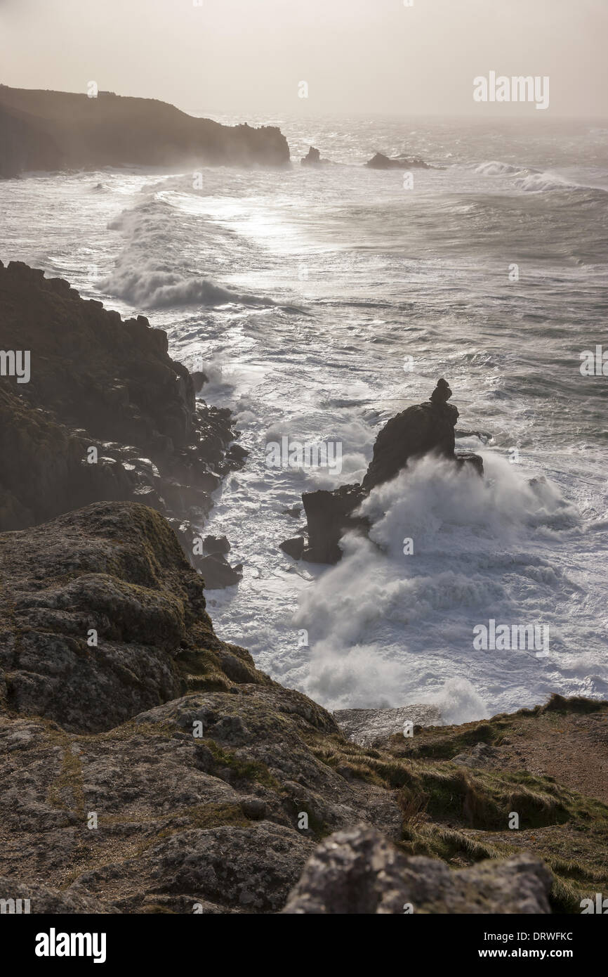 South West Coast Path, Lands End, UK. 1. Februar 2014. Teig in die Küste bei Lands End, Cornwall winkt. Bildnachweis: Barry Bateman/Alamy Live-Nachrichten Stockfoto