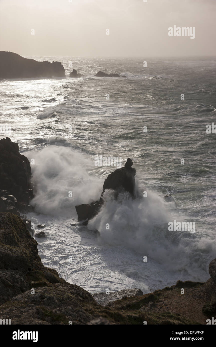 South West Coast Path, Lands End, UK. 1. Februar 2014. Teig in die Küste bei Lands End, Cornwall winkt. Bildnachweis: Barry Bateman/Alamy Live-Nachrichten Stockfoto