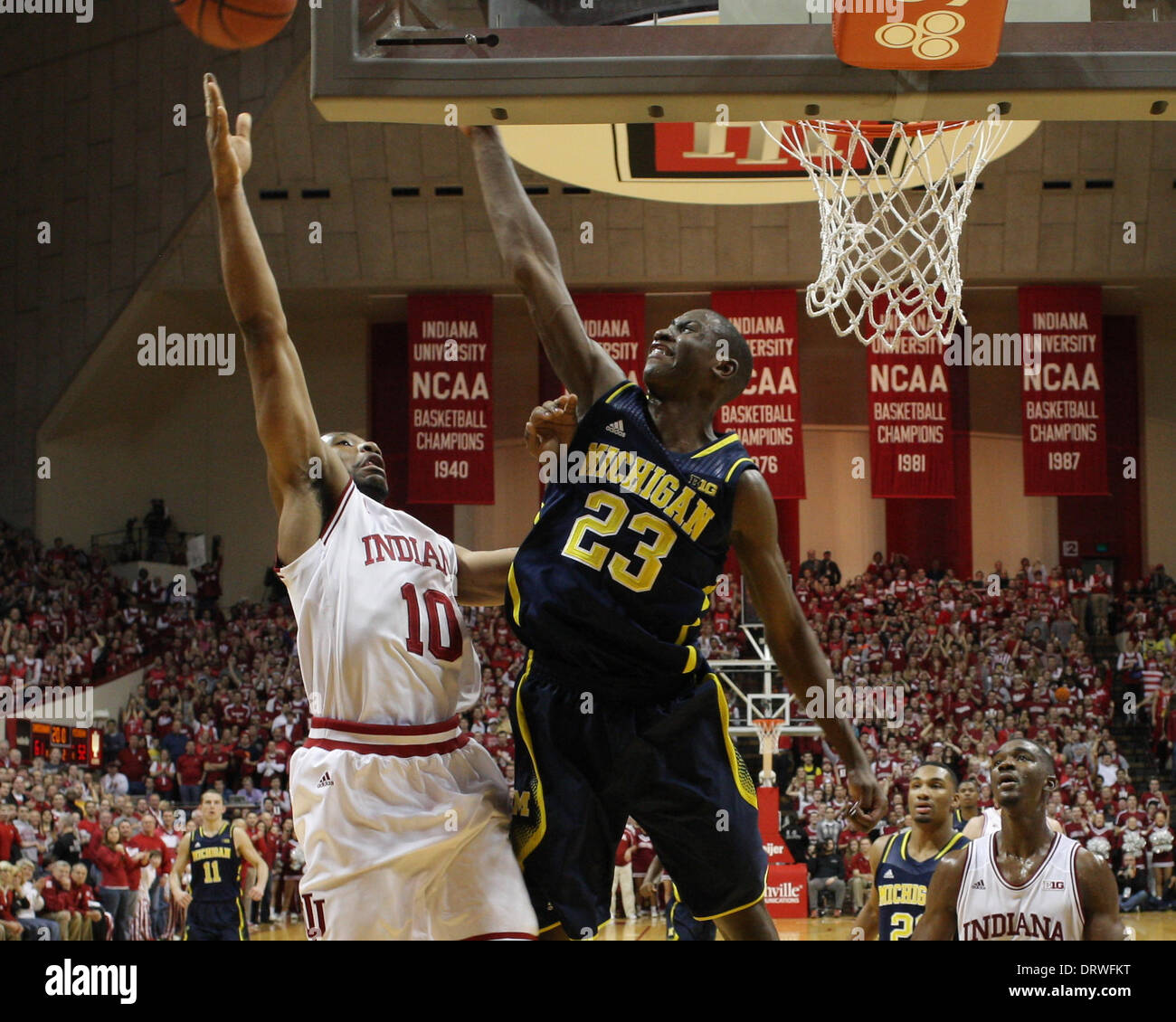 Bloomington, Indiana, USA. 2. Februar 2014. 2. Februar 2014: Indiana Hoosiers bewachen Evan Gordon (10) schießt über Michigan Wolverines Wache Caris LeVert (23) in der zweiten Hälfte in der Assembly Hall in Bloomington, Indiana. Indiana gewann 63-52. Kredit-Bild: Pat Lovell/Cal Sport Media/Alamy Live News Stockfoto