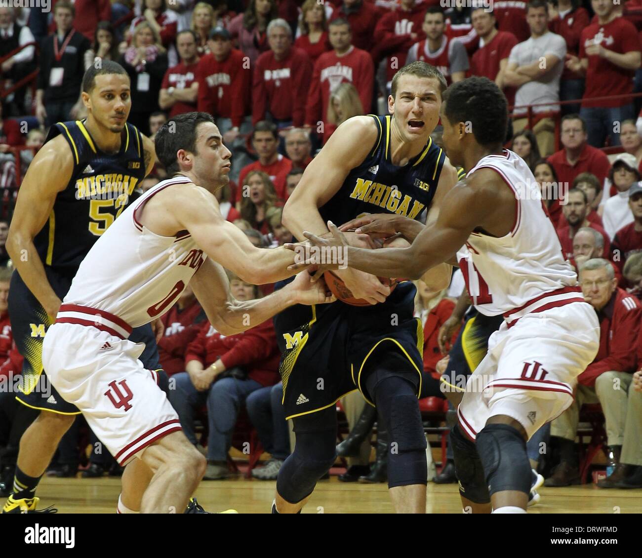 Bloomington, Indiana, USA. 2. Februar 2014. 2. Februar 2014: Indiana Hoosiers vorwärts Will Sheehey (0) und Michigan Wolverines bewachen Nik Stauskas (11) und Indiana Hoosiers bewachen Yogi Ferrell (11) Kampf um die Kontrolle über den Ball in der zweiten Hälfte in der Assembly Hall in Bloomington, Indiana. Indiana gewann 63-52. Kredit-Bild: Pat Lovell/Cal Sport Media/Alamy Live News Stockfoto