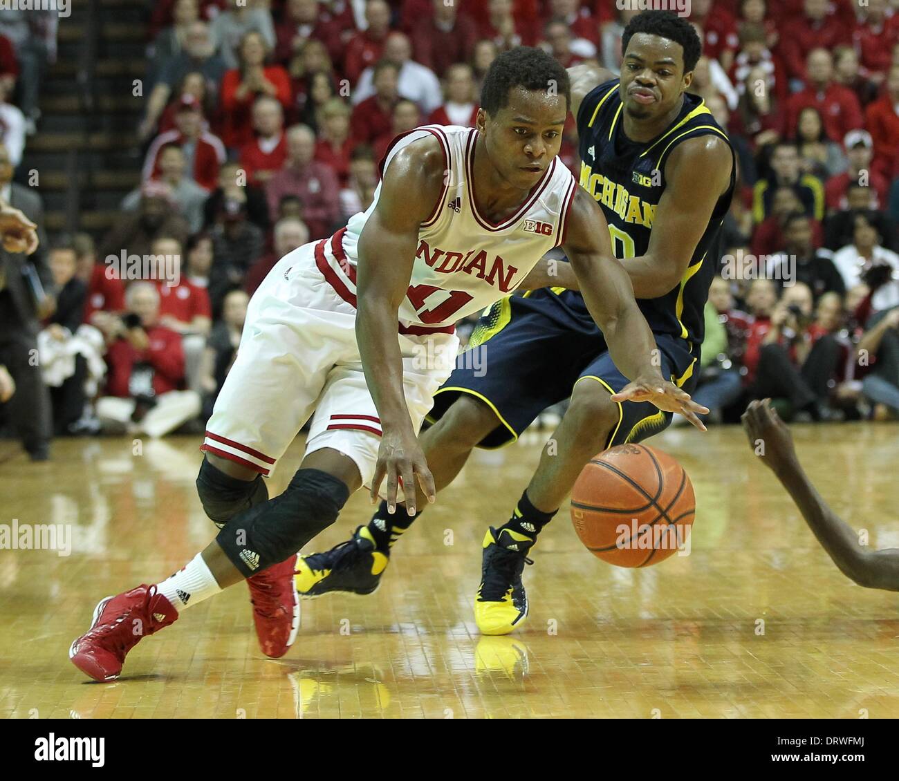 Bloomington, Indiana, USA. 2. Februar 2014. 2. Februar 2014: Indiana Hoosiers bewachen Yogi Ferrell (11) und Michigan Wolverines guard Derrick Walton Jr. (10) Kampf um eine lockere Kugel in der zweiten Hälfte in der Assembly Hall in Bloomington, Indiana. Indiana gewann 63-52. Kredit-Bild: Pat Lovell/Cal Sport Media/Alamy Live News Stockfoto