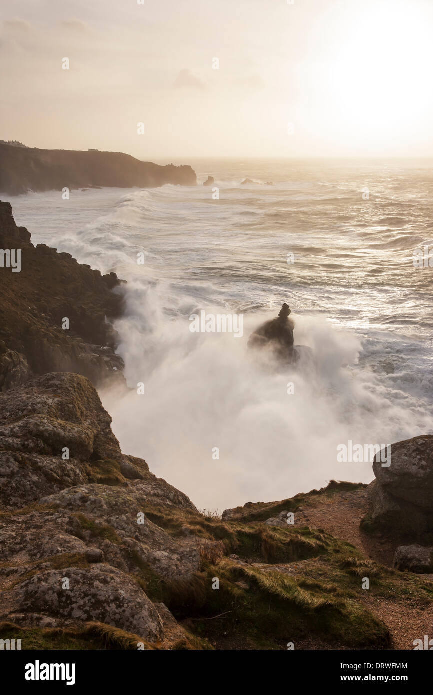 South West Coast Path, Lands End, UK. 1. Februar 2014. Teig in die Küste bei Lands End, Cornwall winkt. Bildnachweis: Barry Bateman/Alamy Live-Nachrichten Stockfoto