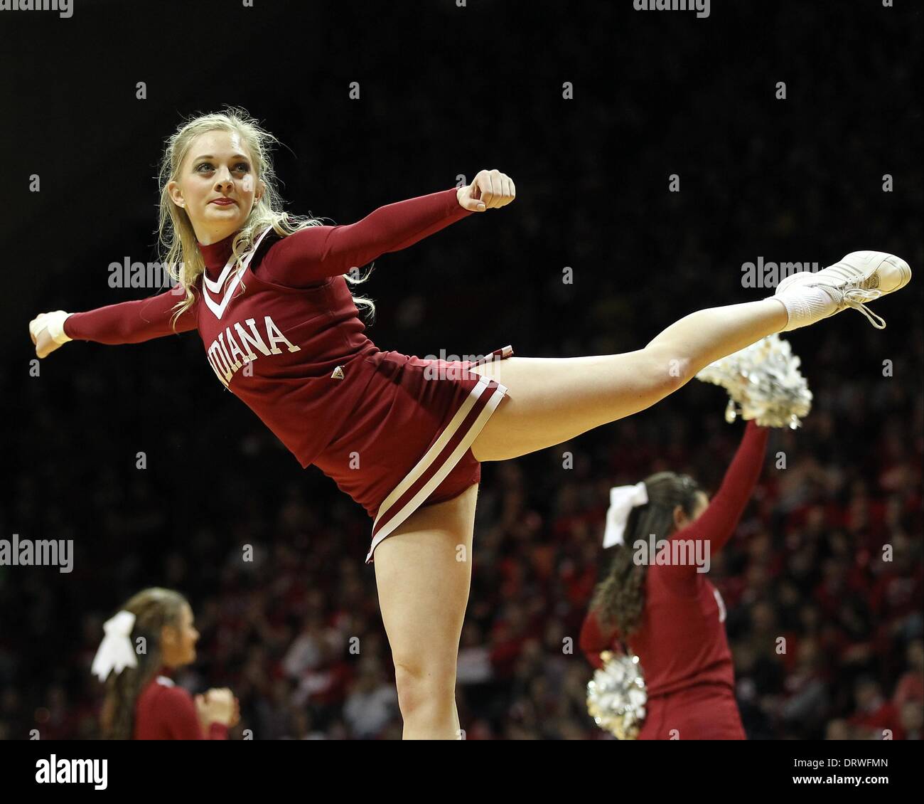 Bloomington, Indiana, USA. 2. Februar 2014. 2. Februar 2014: Indiana Hoosiers Cheerleader führt während der zweiten Hälfte des Spiels gegen die Michigan Wolverines in der Assembly Hall in Bloomington, Indiana. Indiana gewann 63-52. Kredit-Bild: Pat Lovell/Cal Sport Media/Alamy Live News Stockfoto