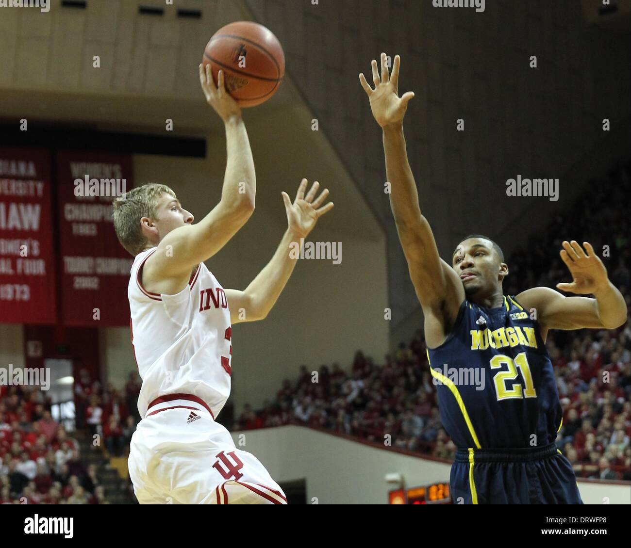 Bloomington, Indiana, USA. 2. Februar 2014. 2. Februar 2014: Indiana Hoosiers vorwärts Austin Etherington (13) schießt über Michigan Wolverines Wache Zak Irvin (21) in der Assembly Hall in Bloomington, Indiana. Indiana gewann 63-52. Kredit-Bild: Pat Lovell/Cal Sport Media/Alamy Live News Stockfoto