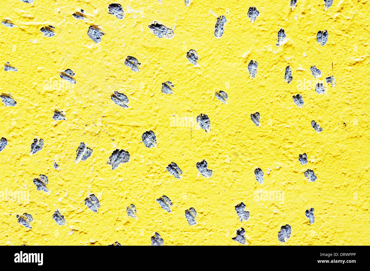 gelbe Wand gelochte Oberfläche Hintergrund Stockfoto