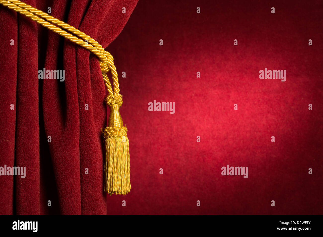 Roten Theater Vorhang und gelben Quasten Stockfoto