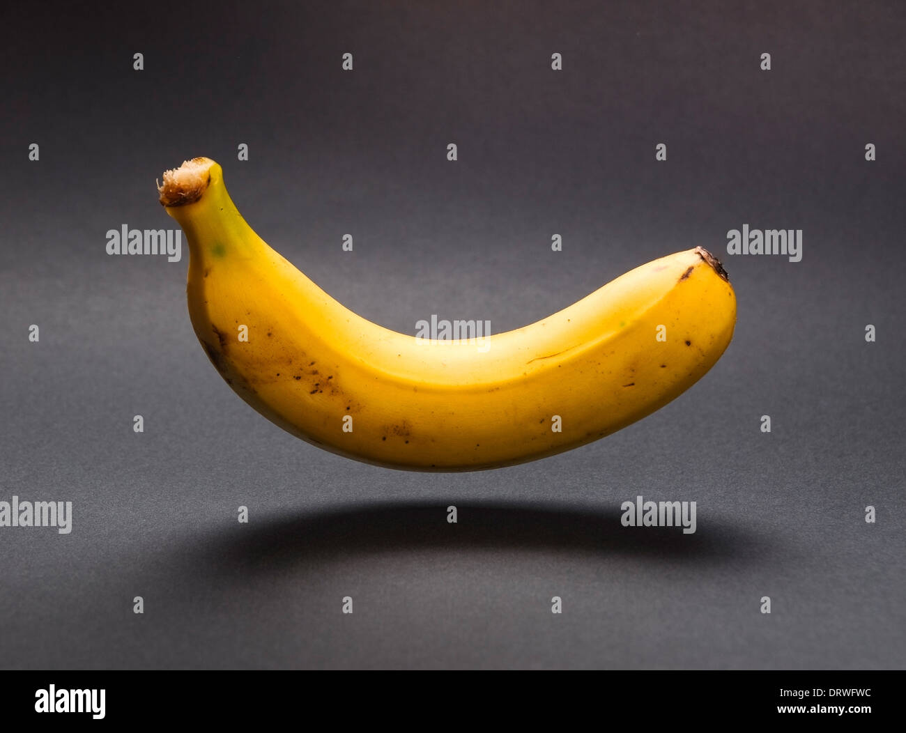 Eine Banane, schwebend in der Luft in einem Studio gedreht. Stockfoto