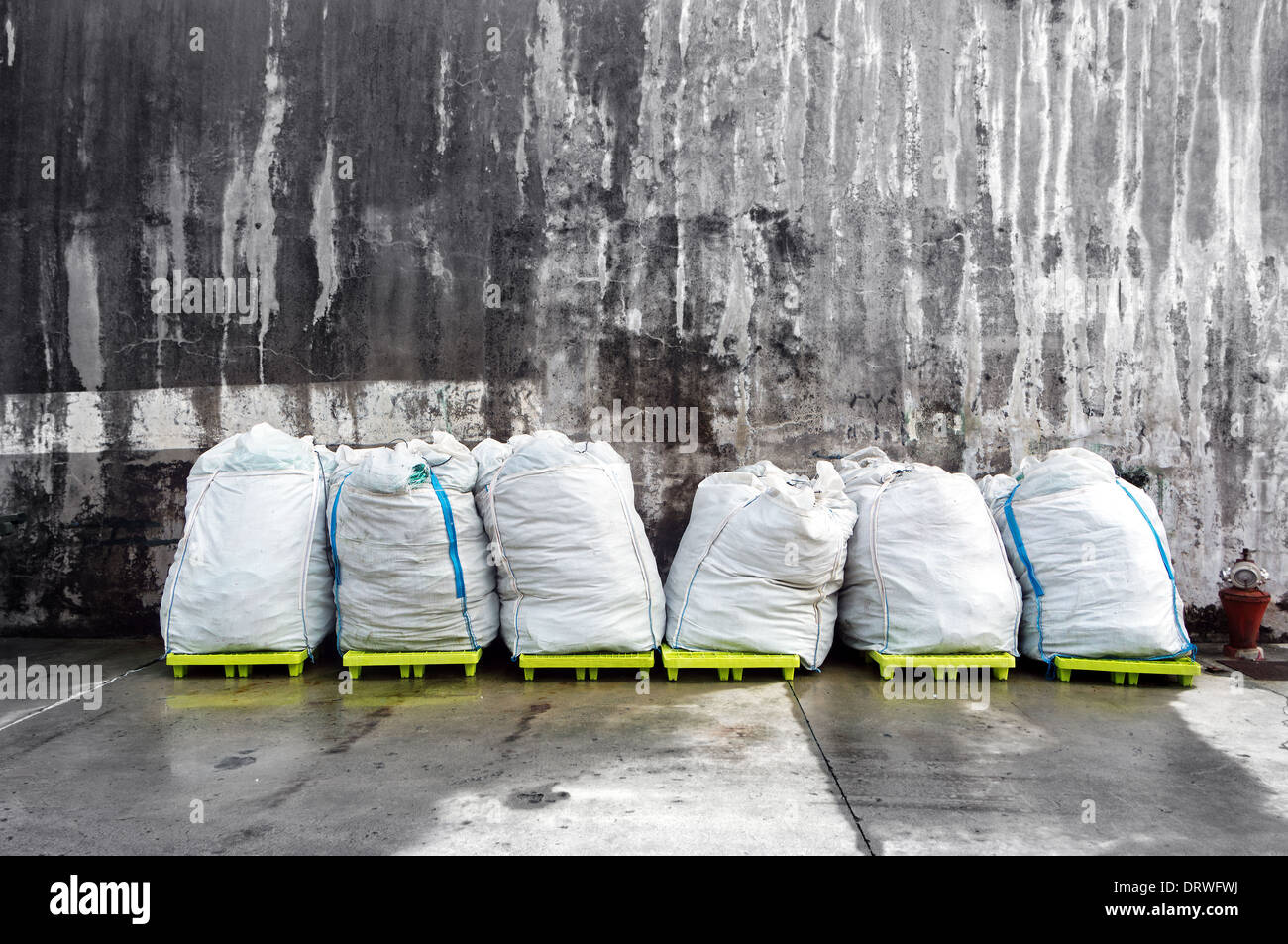 weißen Plastiktüten am Hafen Stockfoto