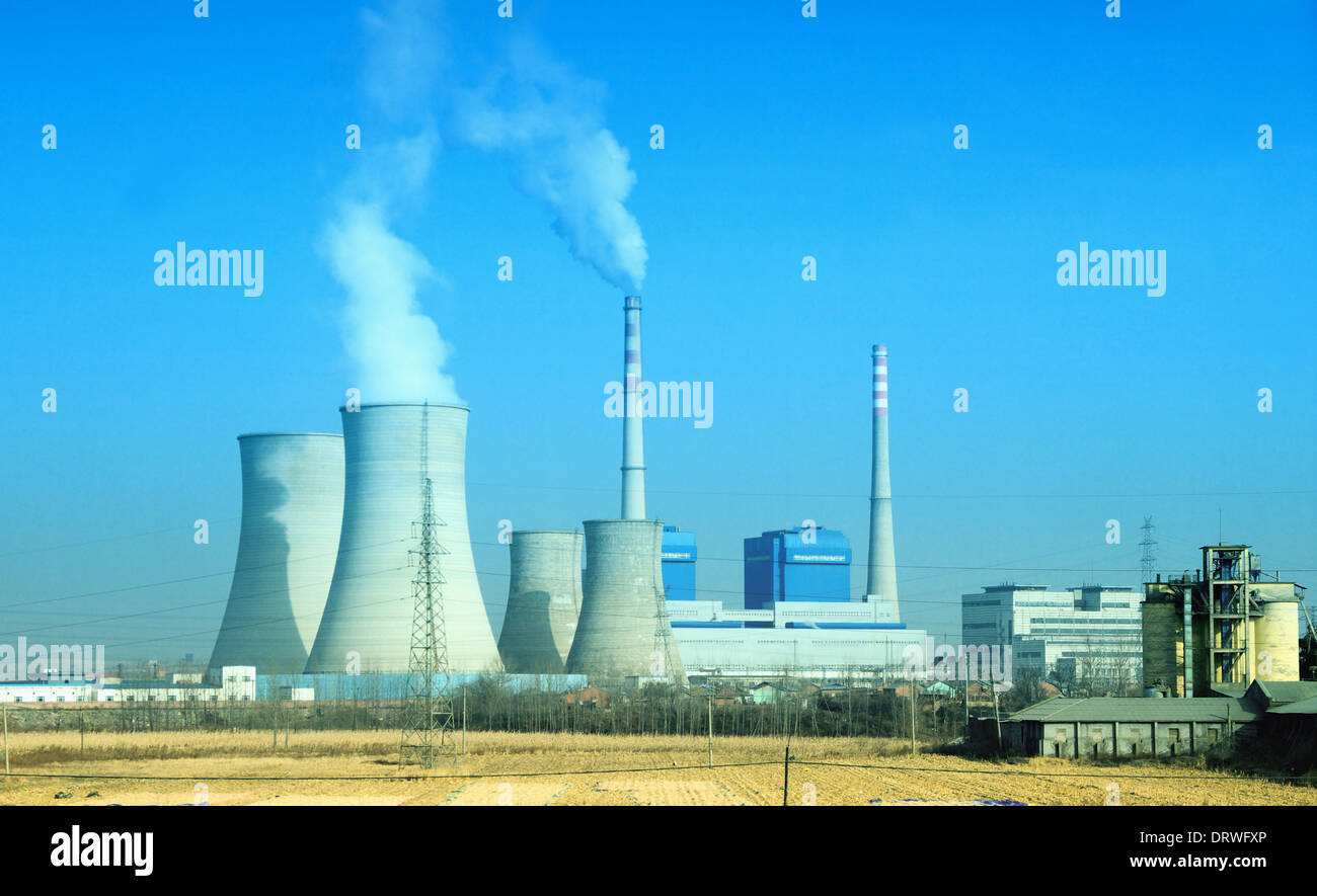 Tabakpfeifen von Wärmekraftwerk gegen blauen Himmel Stockfoto