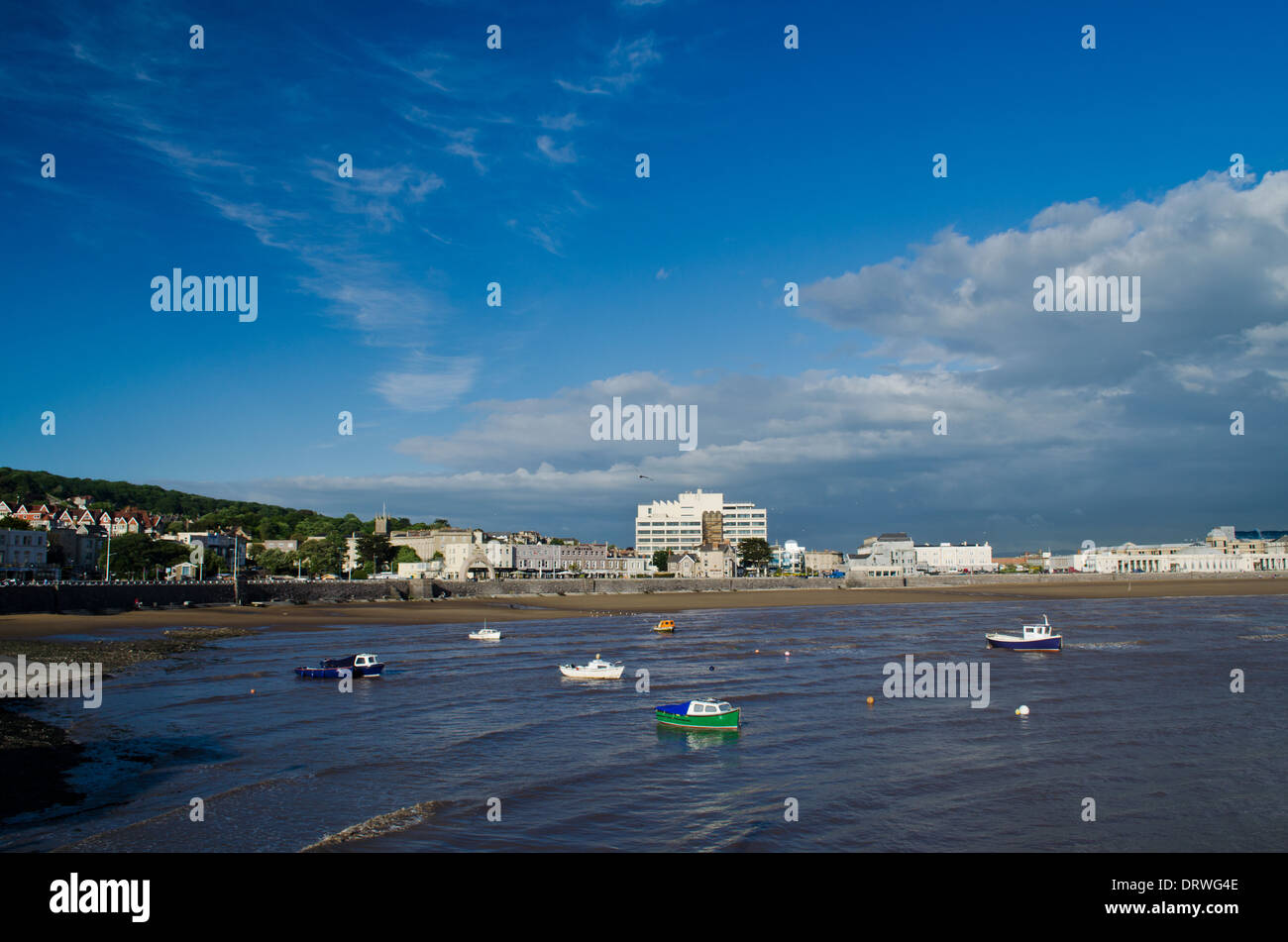 Weston-super-Mare im Sommer, mit blauem Meer und Boote an der Küste Stockfoto