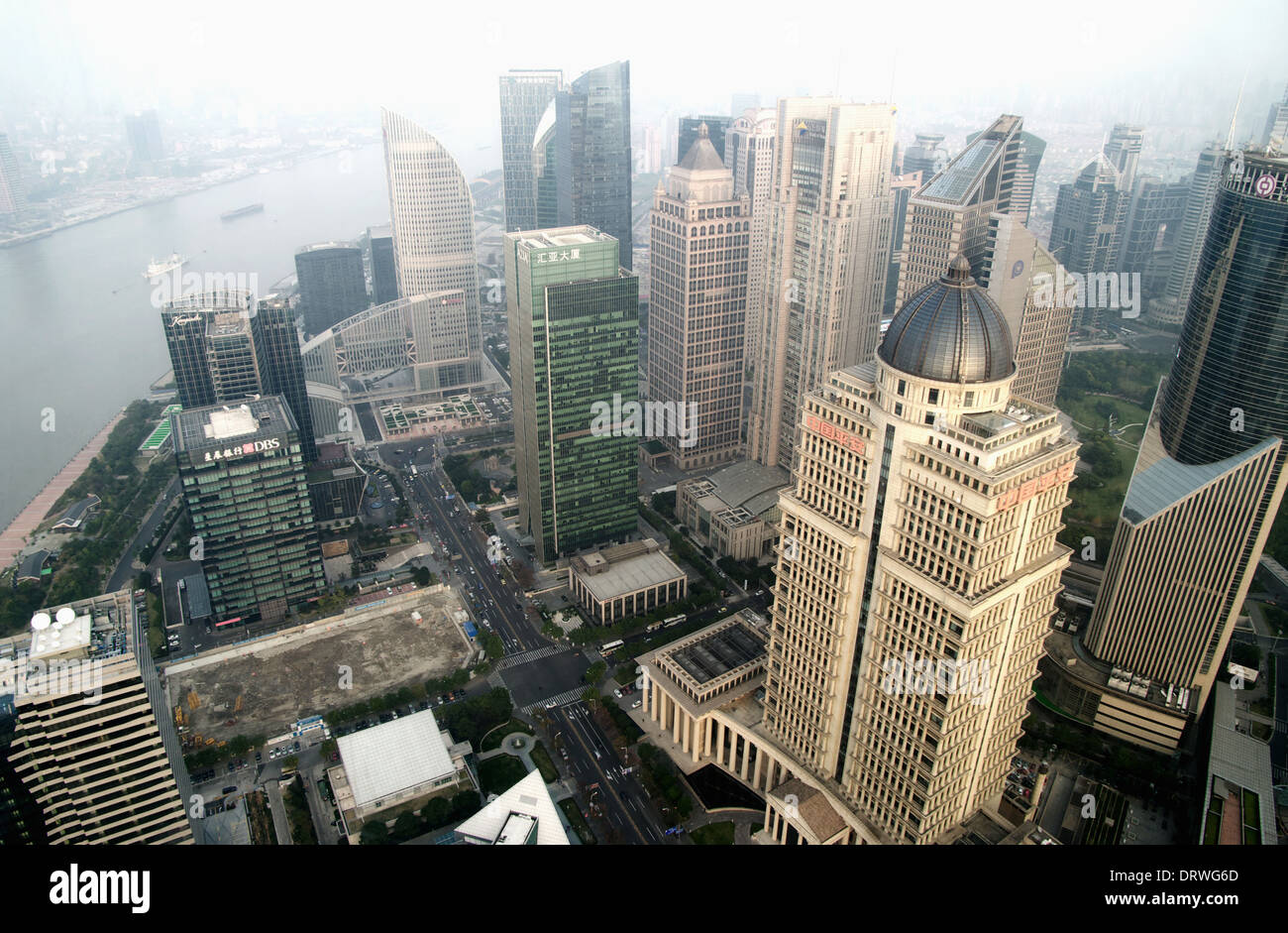 SHANGHAI - NOV. 15.2013 Blick aus dem Oriental Pearl TV Tower.shanghai Lujiazui financial Center zur Seite des Huangpu-Flusses. Stockfoto
