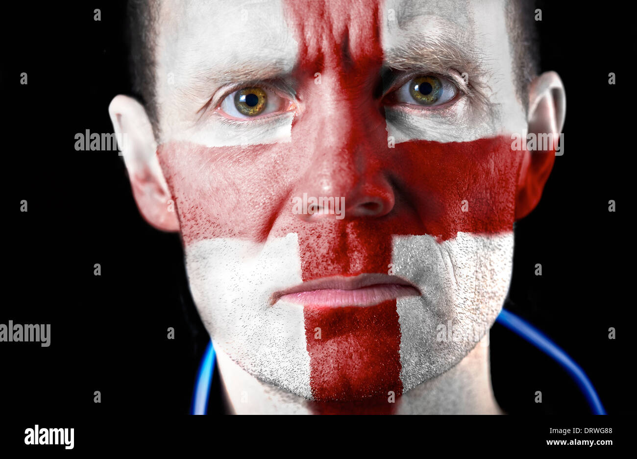 Aggresive Fußballfan mit ihrem Gesicht mit der englischen Flagge gemalt. Stockfoto