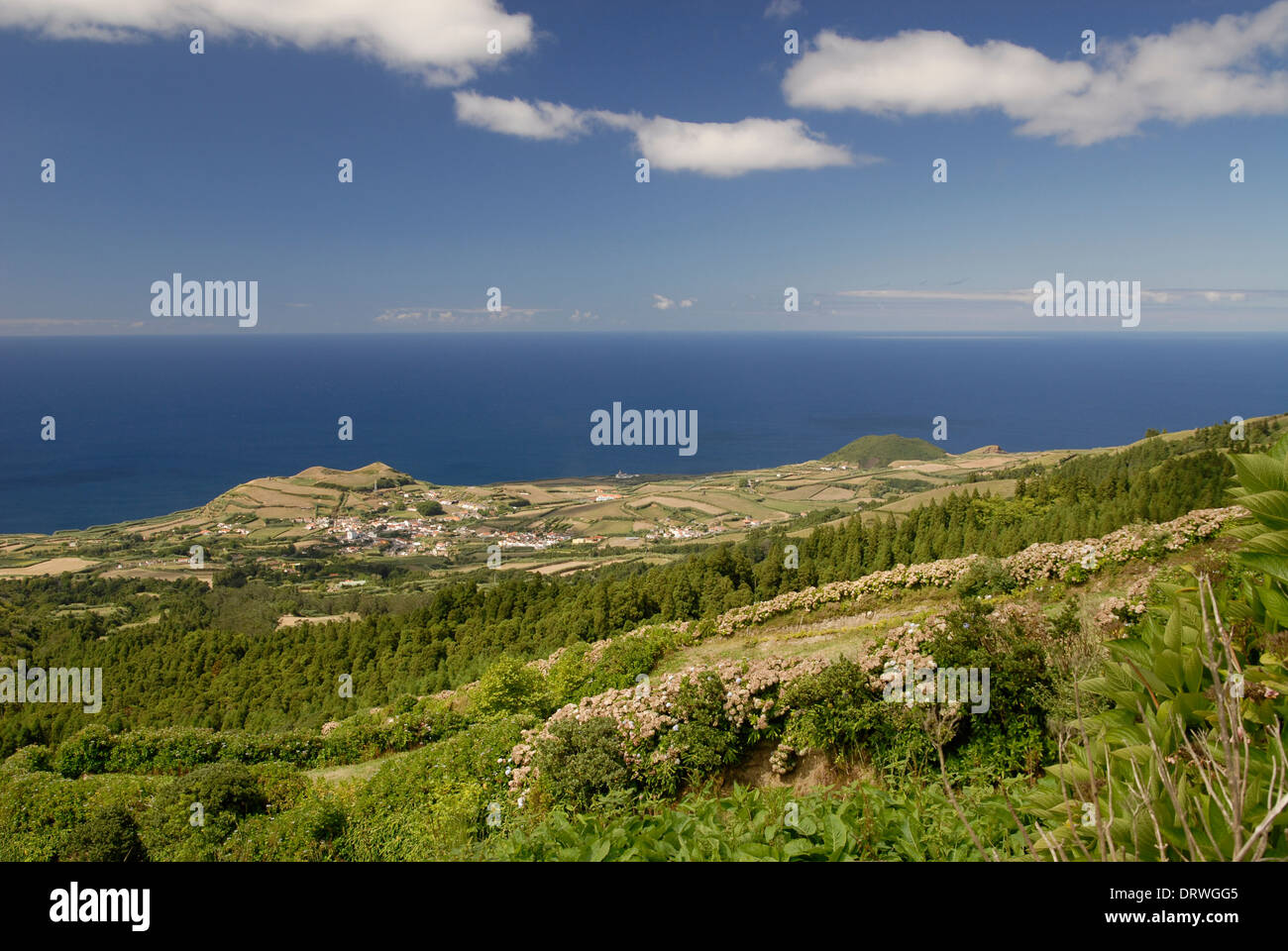 Blick von Nordwesten Kraterrand der Caldera in Richtung Meer, Insel Sao Miguel, Azoren, Portugal Stockfoto