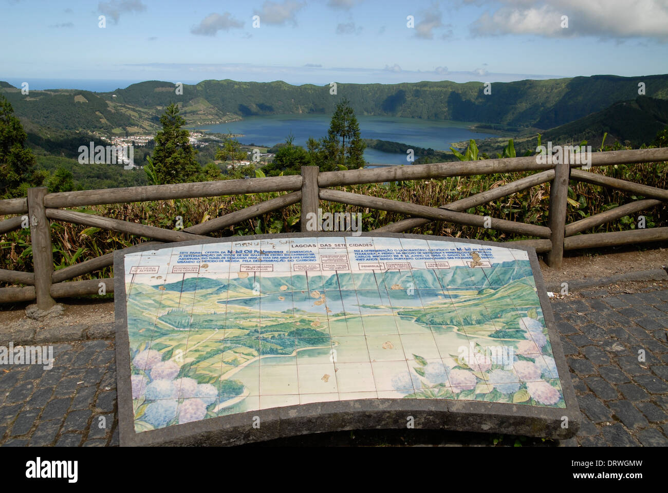 Aussichtspunkt mit Karte der Caldera, Lagoa Azul, Insel Sao Miguel, Azoren, Portugal Stockfoto