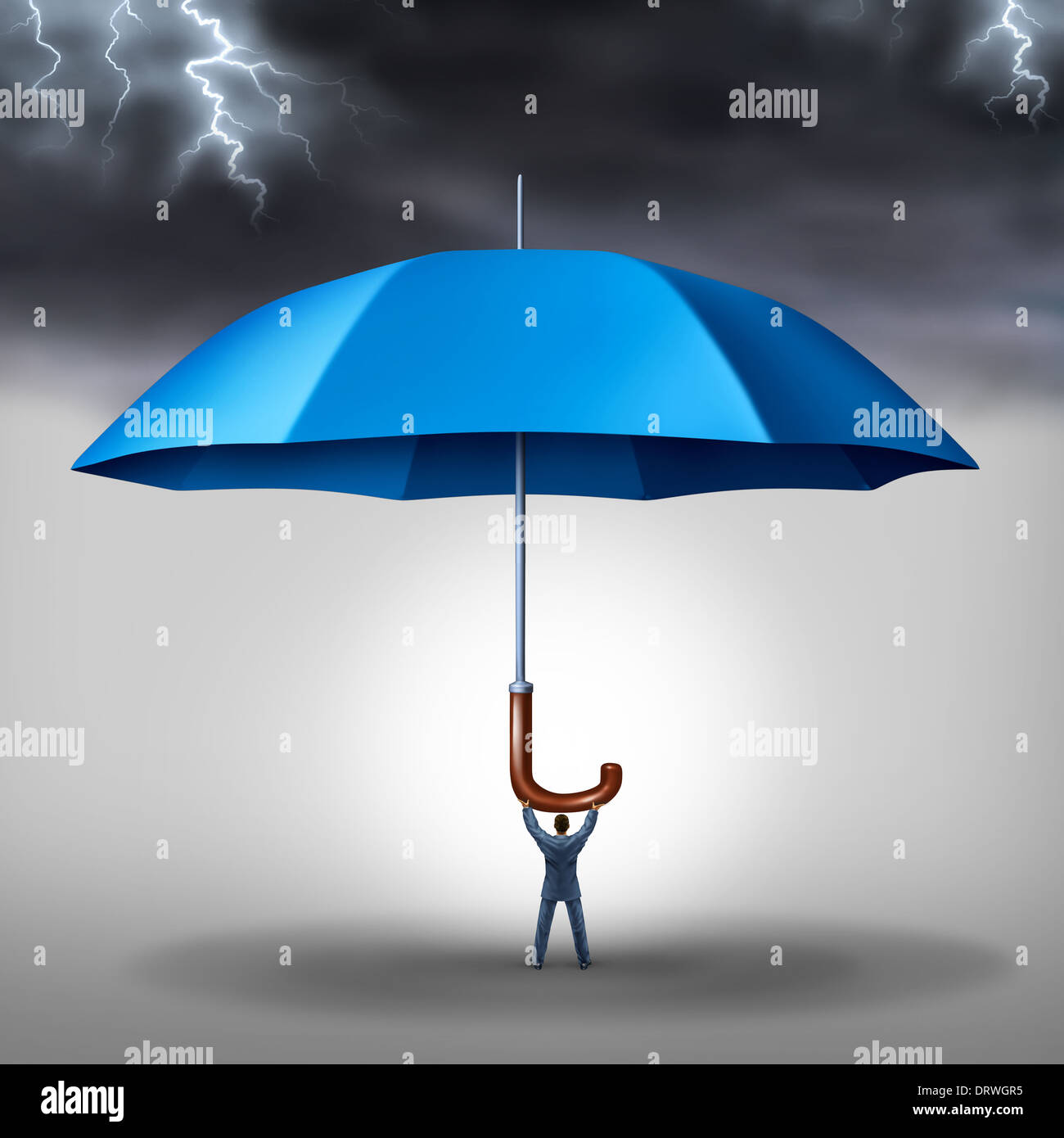 Geschäft und Risiko Management Steuersparmodell als Geschäftsmann hält einen blauen Regenschirm mit einem Sturm und Blitz oben als Metapher für Sicherheit Stress und Finanzrisiken Reduktion Konzept. Stockfoto