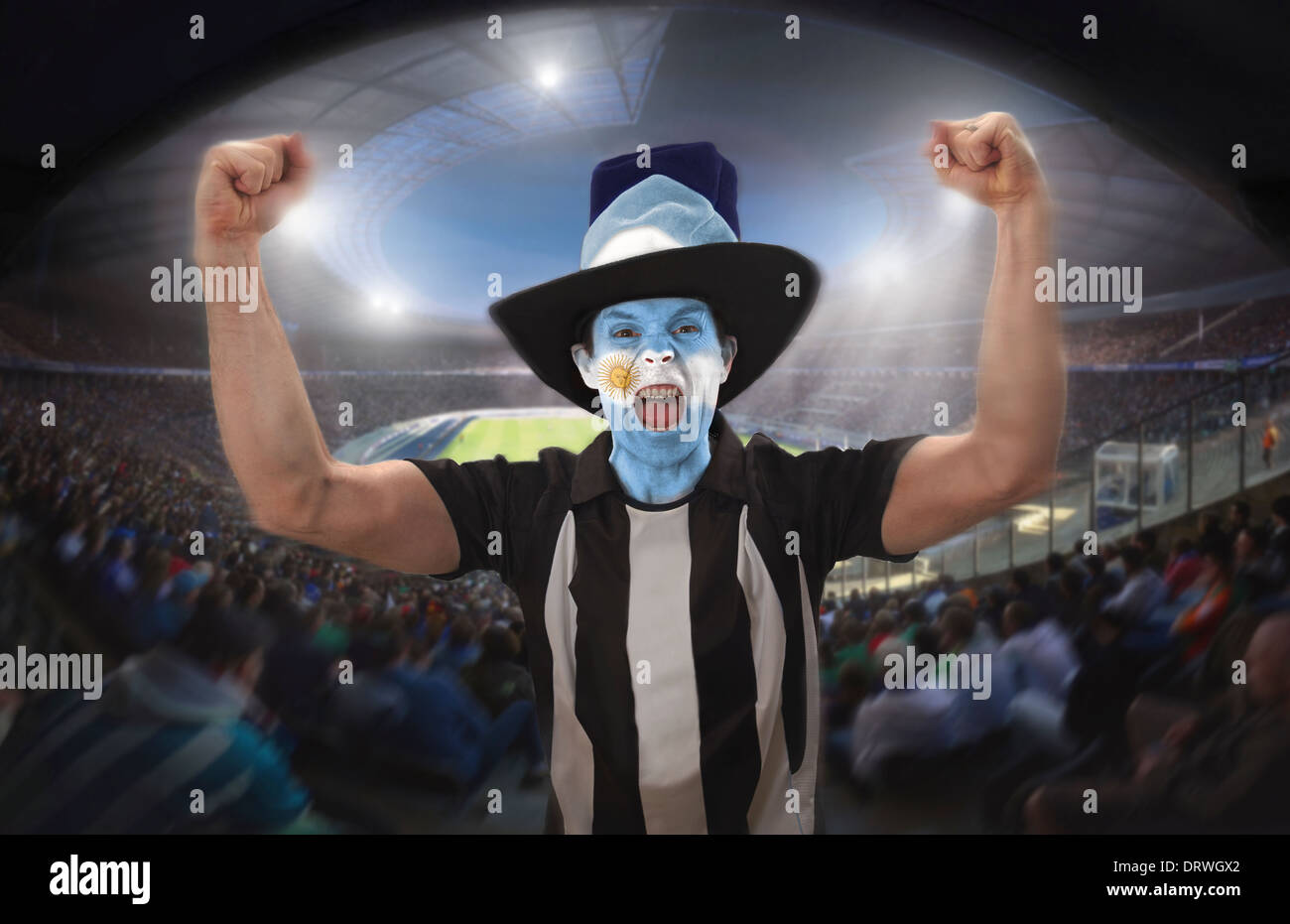 Eine argentinische Fußball-Fan, ein Ziel in einem Fußballstadion zu feiern. Stockfoto
