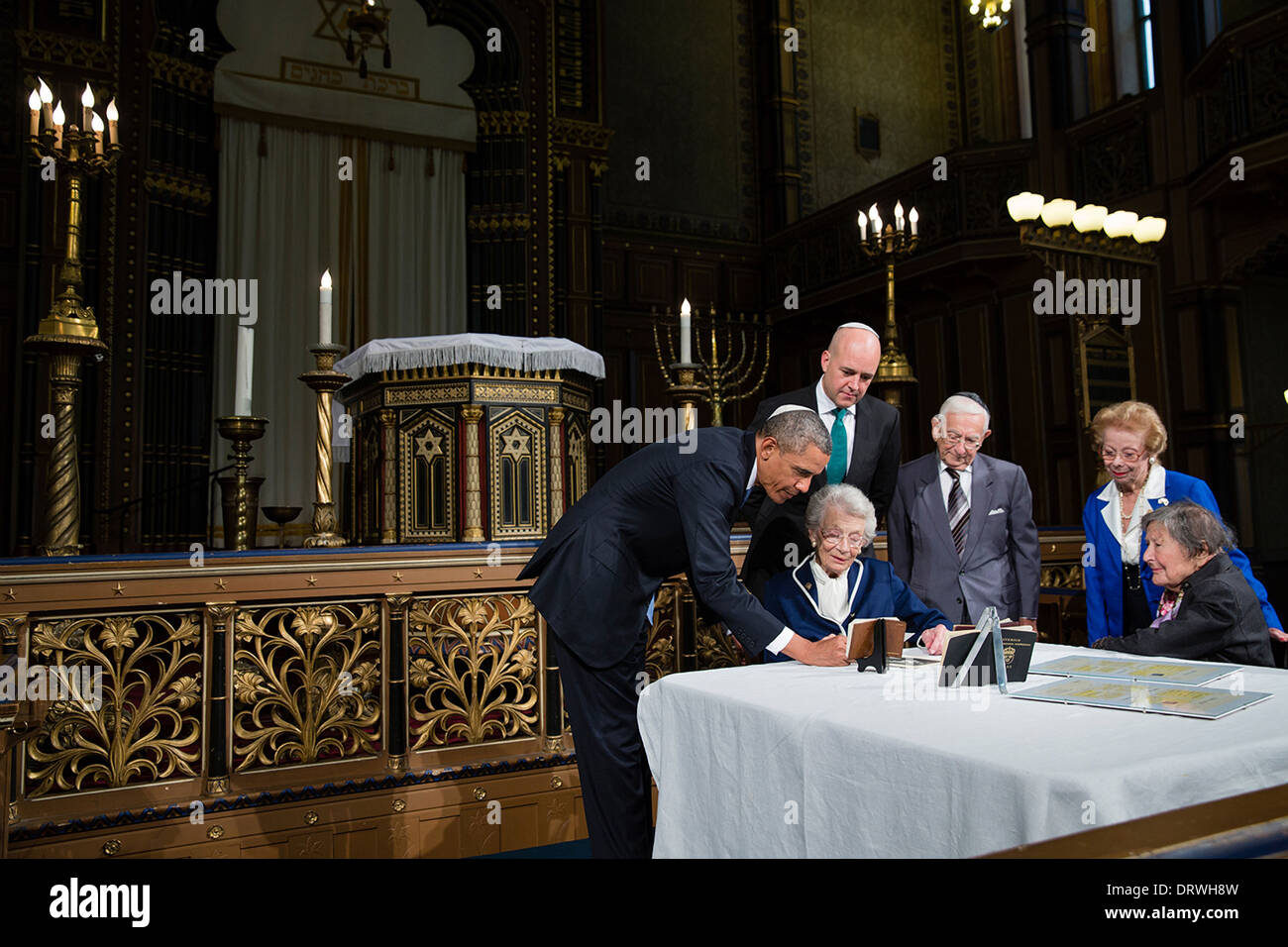 US-Präsident Barack Obama und der schwedische Ministerpräsident Fredrik Reinfeldt anzeigen Besitz von Raoul Wallenberg an der großen Synagoge in Stockholm 4. September 2013 in Stockholm, Schweden. Stockfoto