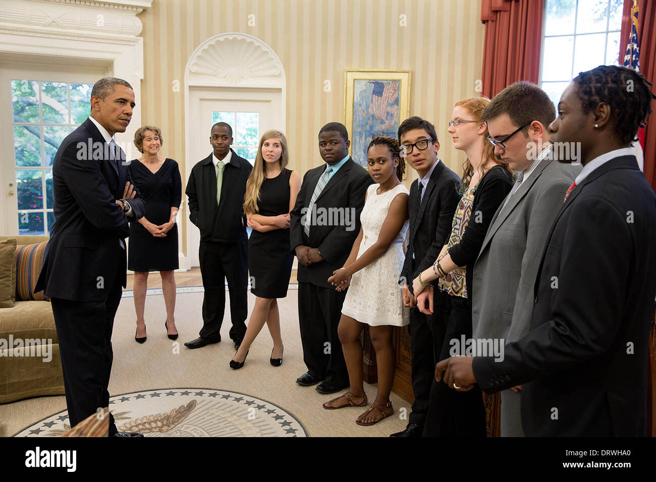 US-Präsident Barack Obama mit den 2013 Urban Debatte nationalen Turnier Champions im Oval Office des weißen Hauses 26. August 2013 in Washington, DC trifft. Stockfoto