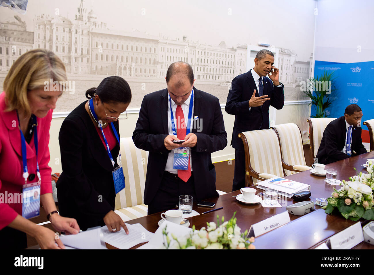 US-Präsident Barack Obama und Mitglieder der US-Delegation arbeiten auf eine gemeinsame Erklärung über Syrien nach Abschluss des G20-Gipfels im Konstantinowski Palace 6. September 2013 in St. Petersburg, Russland zu koordinieren. Stehen mit dem Präsidenten von links: Karen Donfried, Senior Director für europäische Angelegenheiten: National Security Advisor Susan E. Rice; und Rob Nabors, Deputy Chief Of Staff für Politik. Stockfoto